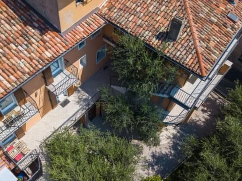 Orange' Wohnung mit privater Terrasse