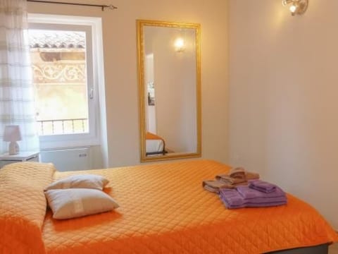 Orange' Wohnung mit privater Terrasse