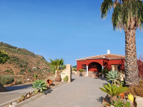 Finca auf einem eingezäunten Grundstück