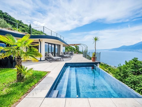 Alleinstehende Villa mit Pool und Traumaussicht