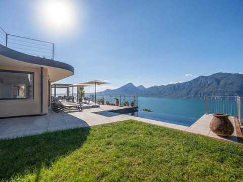Alleinstehende Villa mit Pool und Traumaussicht