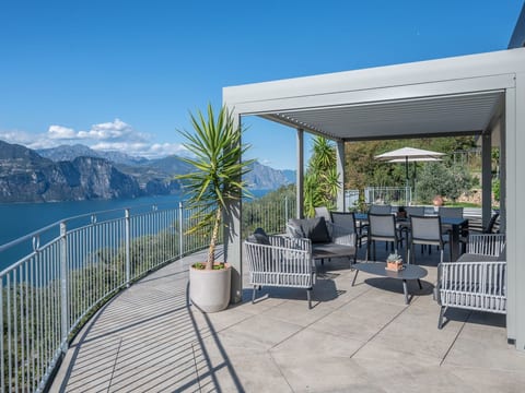 Alleinstehende Villa mit Pool und Traumaussicht