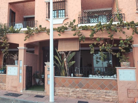 La Invincible Terreros in der 1. Reihe des Strandes