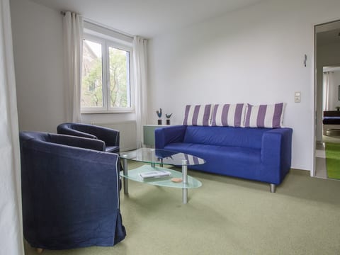 in Stadtrandlage mit guter Anbindung, sowie eigener Terrasse und Garten
