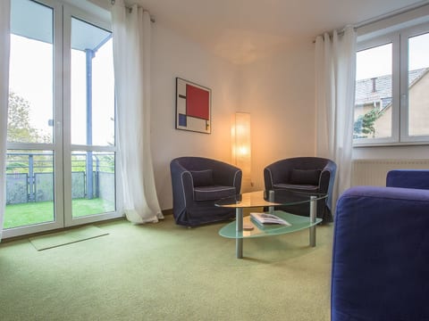 in Stadtrandlage mit guter Anbindung, sowie eigener Terrasse und Garten