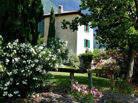 Rustiko-Landhaus mit Infinity-Pool und Seeblick