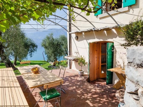 Rustiko-Landhaus mit Infinity-Pool und Seeblick