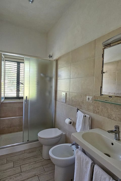 Zwei-Zimmer-Penthouse-Wohnung mit Terrasse mit Meerblick