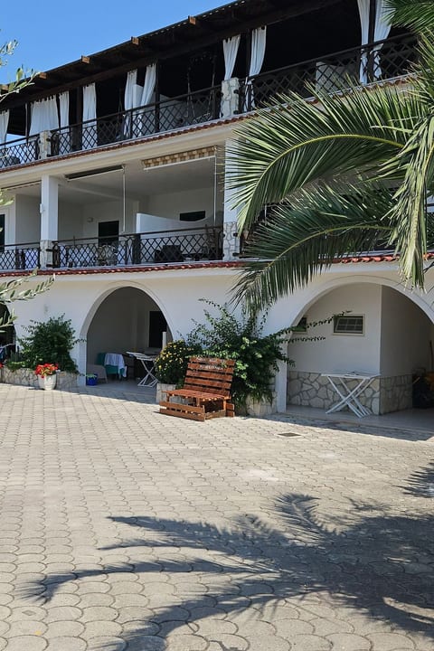 Zwei-Zimmer-Penthouse-Wohnung mit Terrasse mit Meerblick