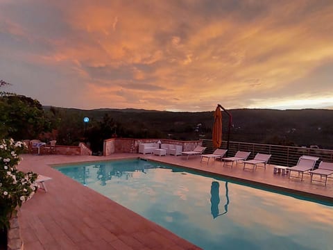 Brandneue Wohnung in Villa mit Schwimmbad