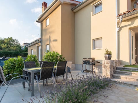mit Garten, Grill und Terrasse