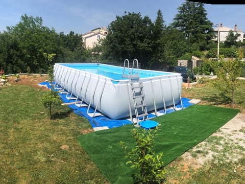 mit Garten, Grill und Terrasse