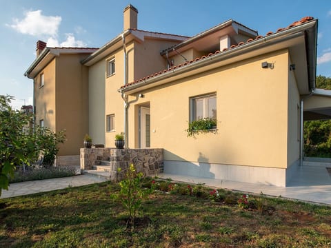 mit Garten, Grill und Terrasse