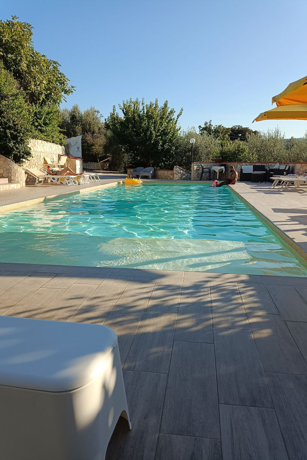 mit Garten und Kinderschwimmbad