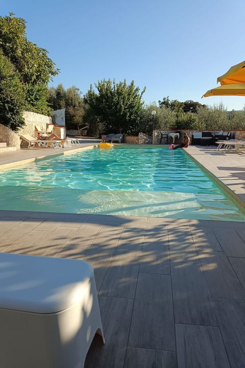 mit Garten und Kinderschwimmbad