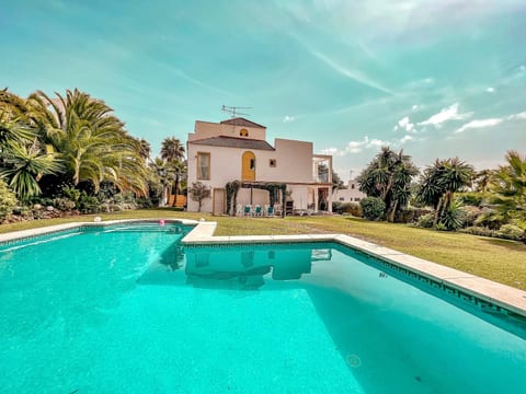 Schöne Villa, großer Pool und Garten