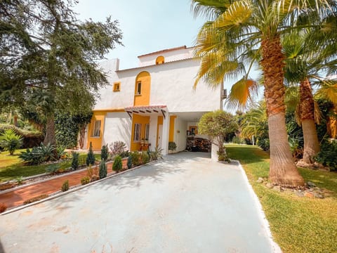 Schöne Villa, großer Pool und Garten
