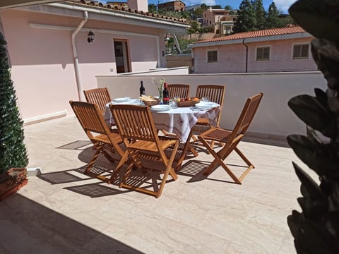 mit Terrasse