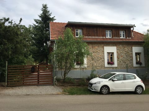 Ferienvilla mit Terrasse, Grill und Garten