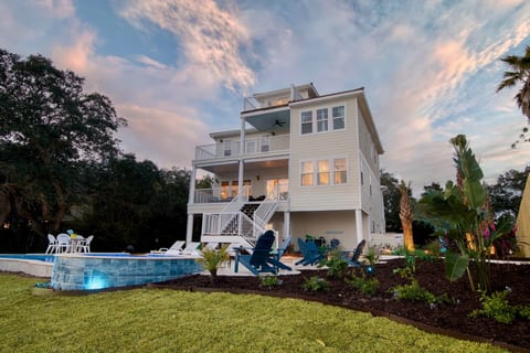A re-envisioned landscape will make you feel like you're in a tropical paradise.