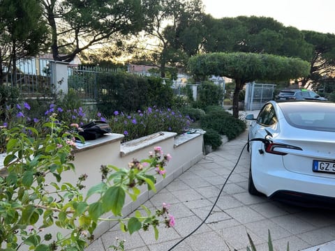 Villa Luigi, Unterkunft in der Villa, Parkplatz, Wallbox