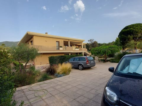 Villa Luigi, Unterkunft in der Villa, Parkplatz, Wallbox