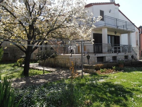Kleine Wohnung mit schönem Balkon