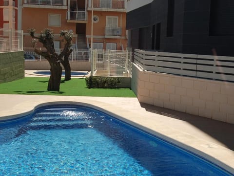 "Pinada Beach" mit Schwimmbad