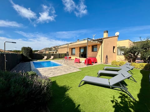 Lichtdurchflutete Ferienvilla mit Pool