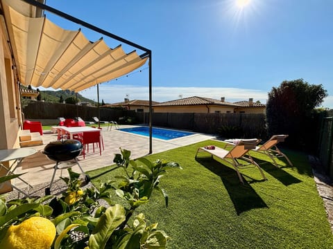 Lichtdurchflutete Ferienvilla mit Pool
