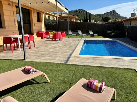 Lichtdurchflutete Ferienvilla mit Pool