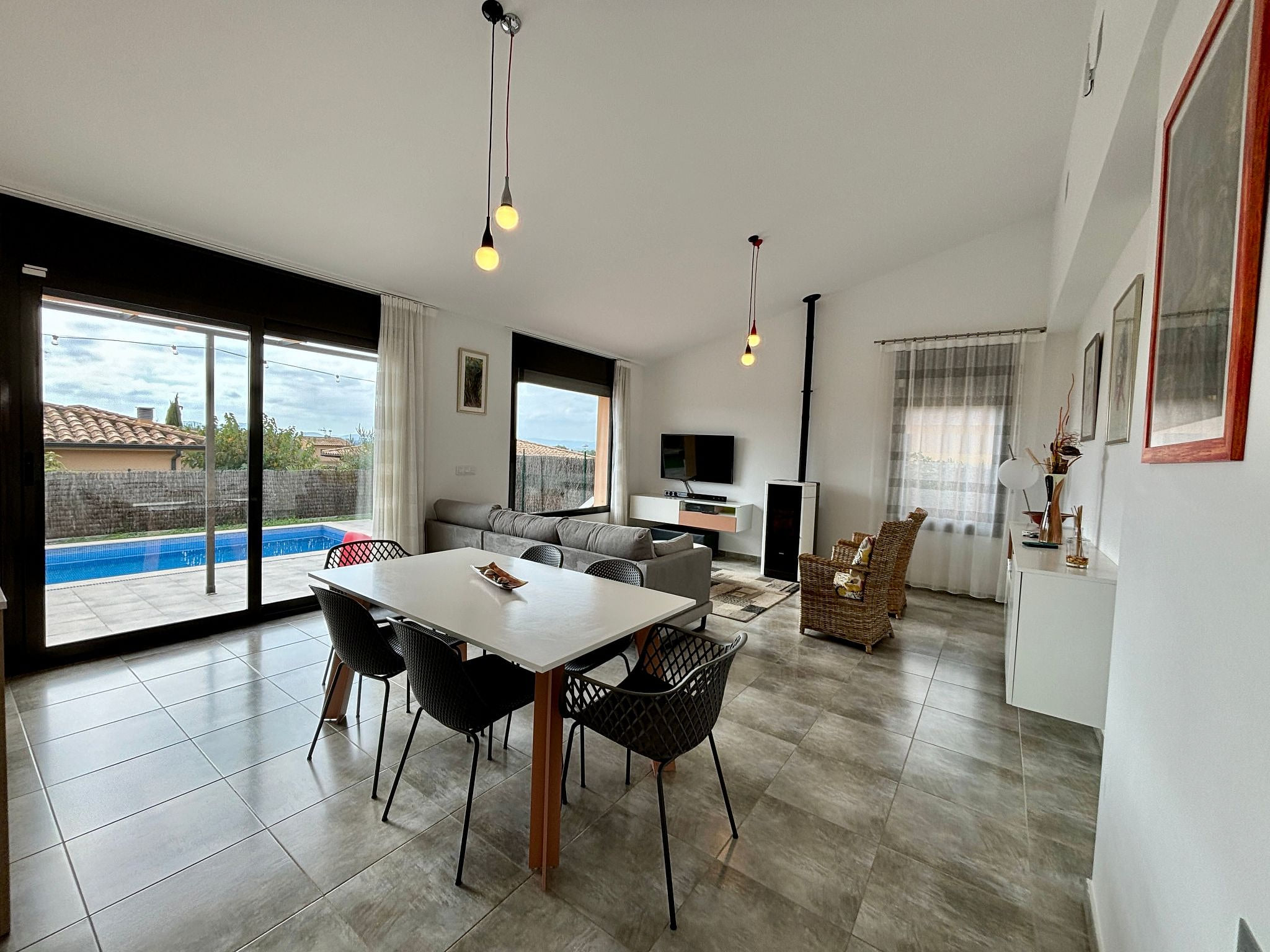 Lichtdurchflutete Ferienvilla mit Pool