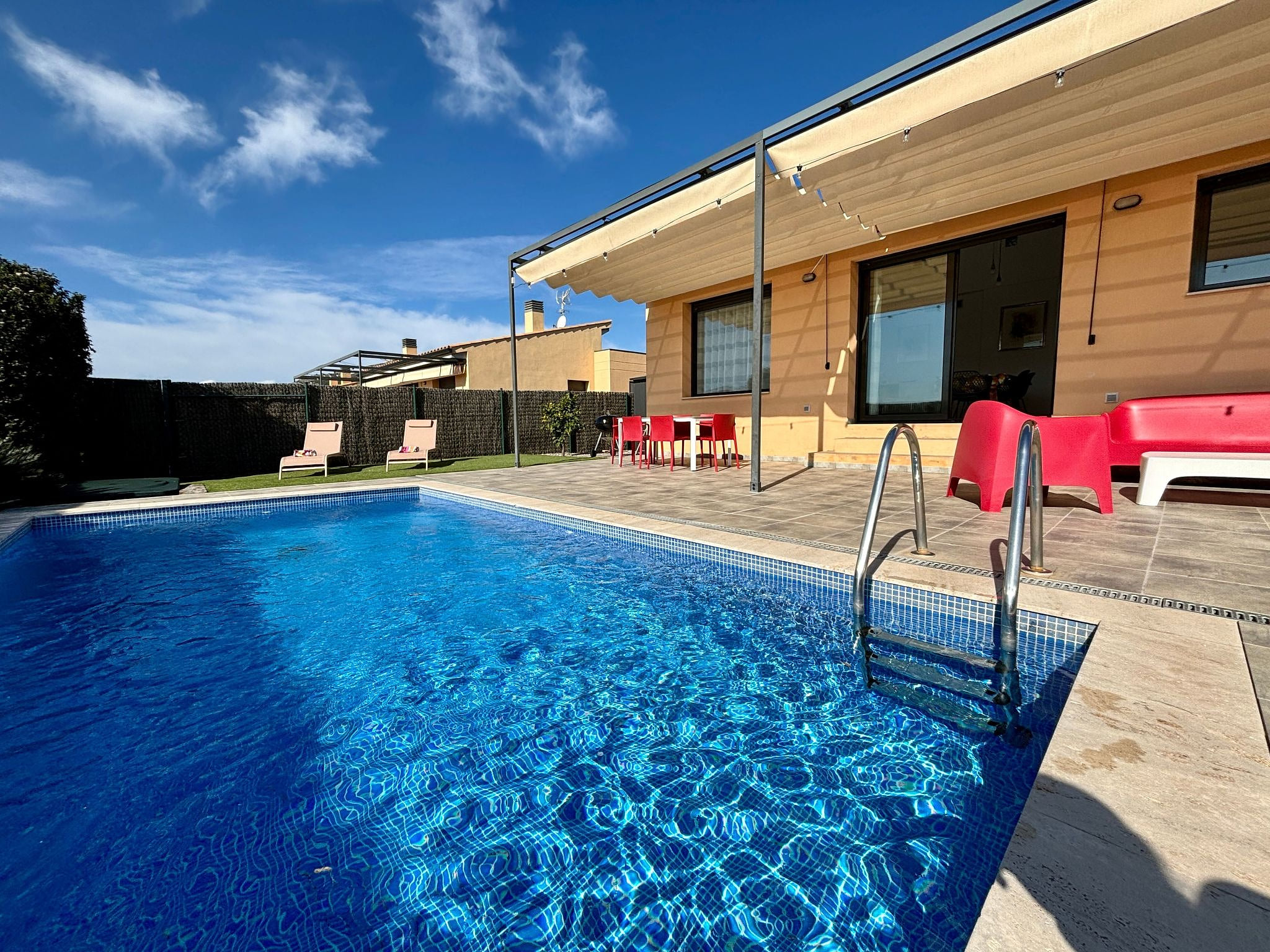 Modernes Einfamilienhaus mit Pool