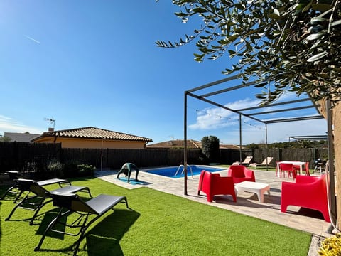 Modernes Einfamilienhaus mit Pool