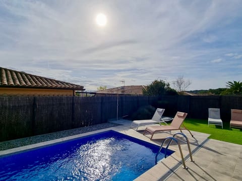 Modernes Einfamilienhaus mit Pool