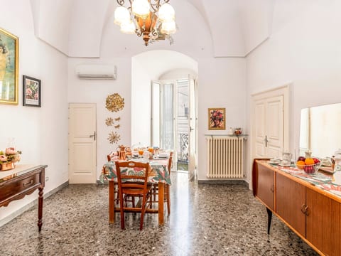 Oma Im Haus in der Mitte
