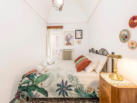 Oma Im Haus in der Mitte
