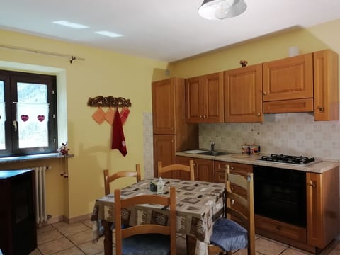 Helle, panoramische Wohnung in den Alpen.