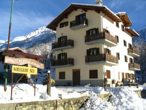Helle, panoramische Wohnung in den Alpen.