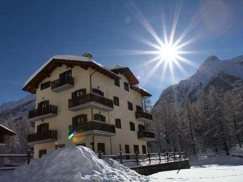 Helle, panoramische Wohnung in den Alpen.