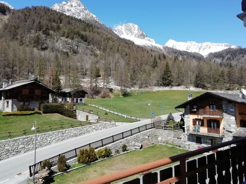 Helle, panoramische Wohnung in den Alpen.