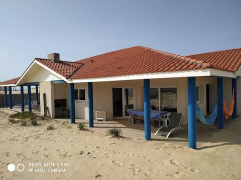 Haus am Meer, die Füße im Sand