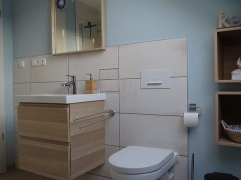 Gemütliches Dachgeschoss-Apartement mit Seeblick und großem Garten am Wasser