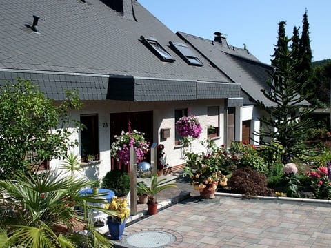 Geräumige Ferienwohnung in Koblenz-Lay am Moselhang