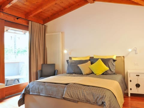 Große Wohnung in Limone Sul Garda mit Terrasse und Garten und Nah am Strand