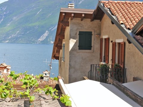 Große Wohnung in Limone Sul Garda mit Terrasse und Garten und Nah am Strand