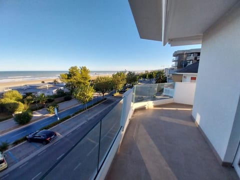 Helle und neue Ferienwohnung direkt am Strand