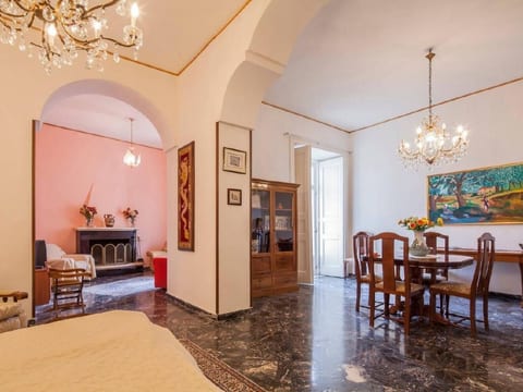 Haus in Cava De' Tirreni und Bergblick