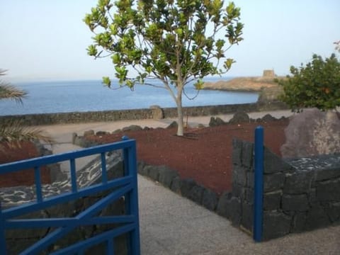 Schöne Wohnung in Playa Blanca mit Grill, Garten und Terrasse und Neben dem Str