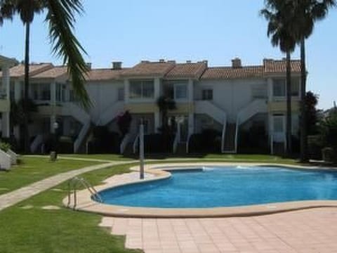 Wohnung mit Pool, Garten, Terrasse in Strandnähe